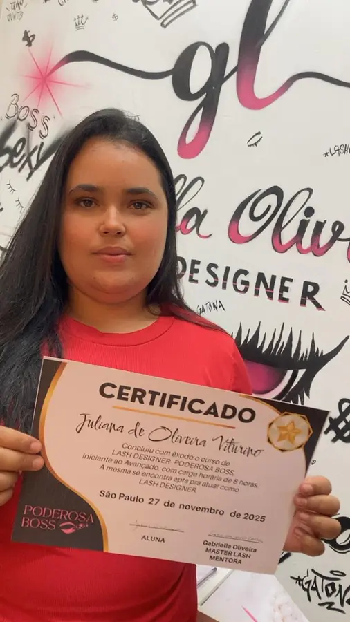 Juliana de Oliveira Vituríno com certificado de conclusão do curso Lash Designer