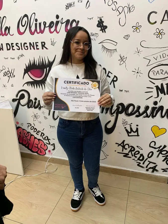 Kamilly Sirlei Andrade da Silva com certificado de conclusão do curso Lash Designer