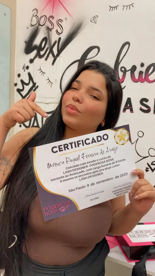 Mônica Raquel Ferreira de Araújo com certificado de conclusão do curso Lash Designer