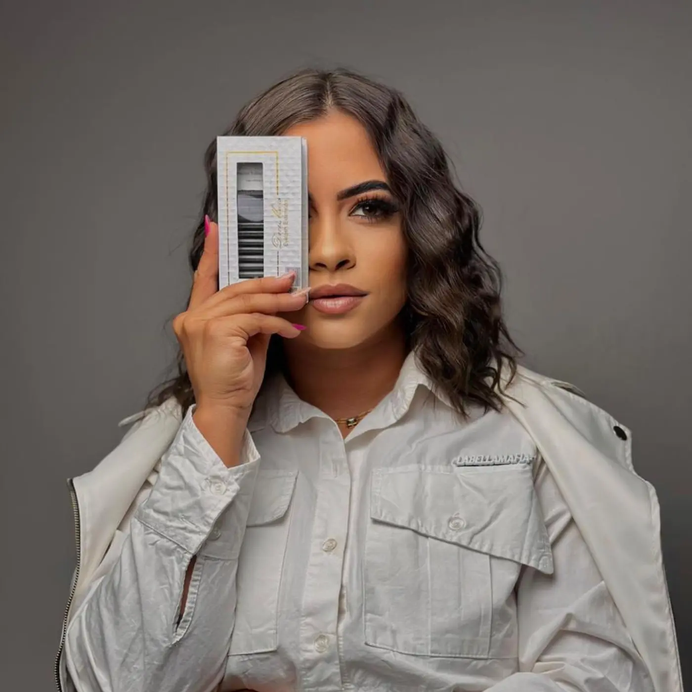 Gabriella, especialista master em extensão de cílios, certificada internacionalmente