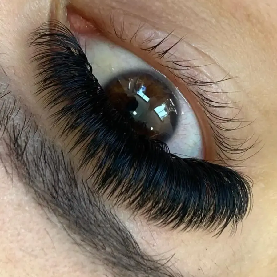Extensão de cílios volumosa com curvatura marcante e definida