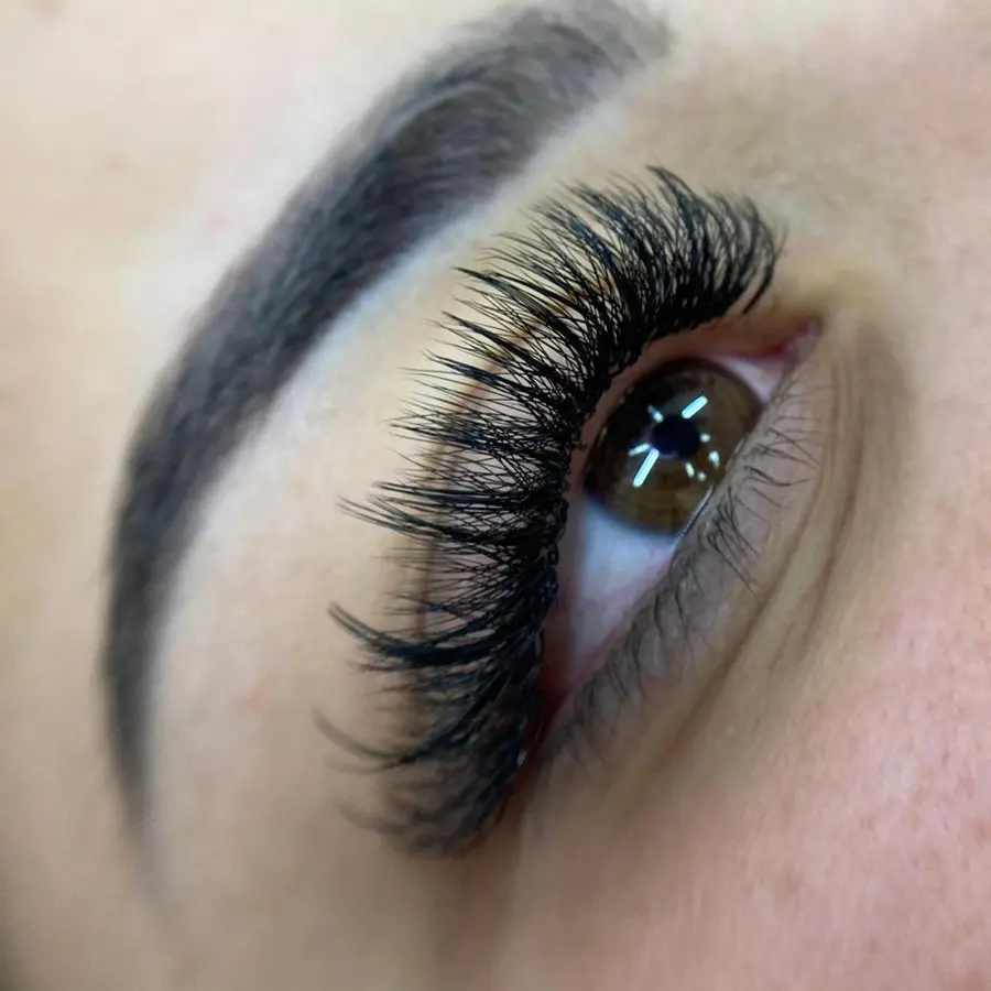 Detalhe da extensão de cílios com efeito natural e alinhado