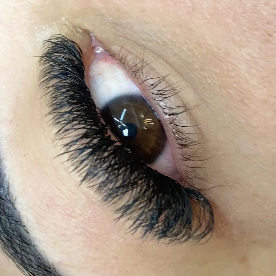 Close do olhar com extensão de cílios volumosa e bem definida